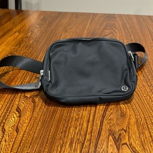 Lululemon 2L black everywhere belt bag